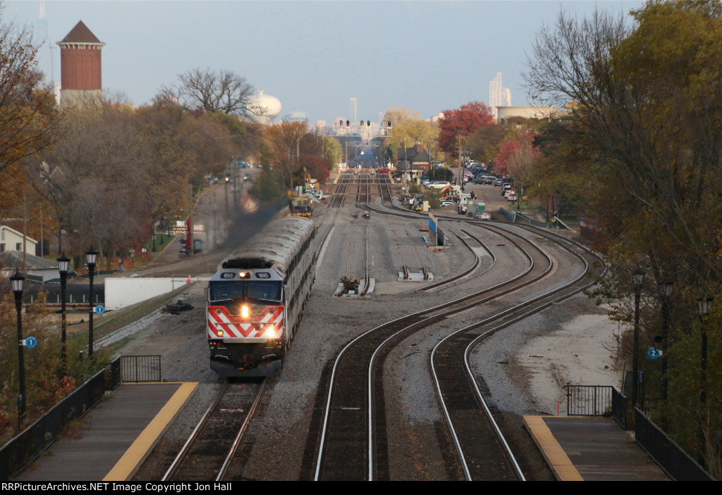 METX 186 rolls through the Tri-State bridge construction site